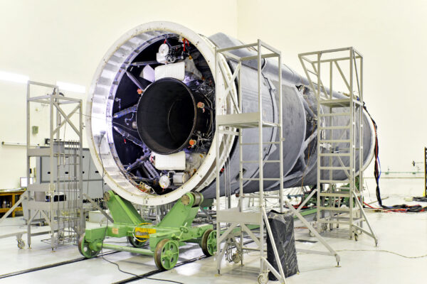 Horní stupeň rakety GSLV Mk-1 s motorem CE-7.5. K řízení sloužily dva Vernierovy motory která, jsou na obrázku v horní a spodní části části stupně uprostřed.