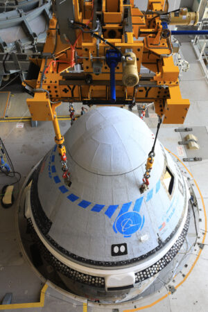 Starliner pro misi OFT-2 usazený na vrcholu rakety Atlas V.