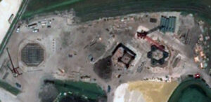 Satelitní snímek betonového základu pro věž OLT (uprostřed) a pro startovní rampu (vpravo) v komplexu LC-39A, 5. května 2022