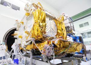 Družice SES 22 během zkoušek ve firmě Thales Alenia Space.
