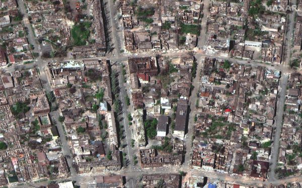 Fotografie z 29. dubna 2022 ukazuje městské ruiny po silném bombardování. 