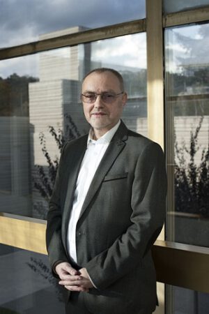 Jiří Podolský, fyzik z Ústavu teoretické fyziky Matematicko-fyzikální fakulty UK, který přeložil Pageovu knihu do češtiny.