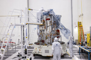 Vybalení základního těla sondy Europa Clipper z ochranné fólie.