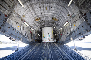 Transportní kontejner se základním tělem sondy Europa Clipper se do Kalifornie dostal letecky. Na March Air Reserve Base v Riverside County jej dopravil transportní letoun C-17