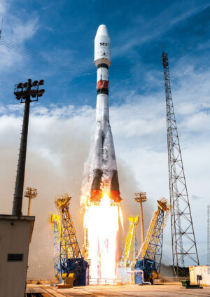 Start rakety Sojuz z kosmodromu CSG ve Francouzské Guyaně.