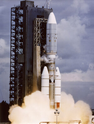 Raketa Titan IIIE při startu se sondou Voyager 2.