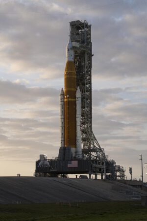 Raketa SLS pro misi Artemis I se na rampě 39B chystá na test předstartovních činností.