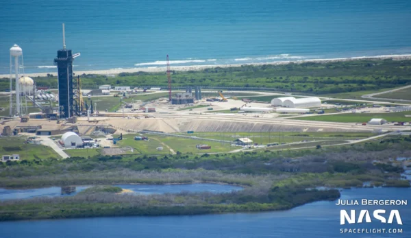 Pohled na komplex LC-39A, kde můžeme vidět šest pilířů (noh) orbitálního startovního stolu a základy integrační věže.