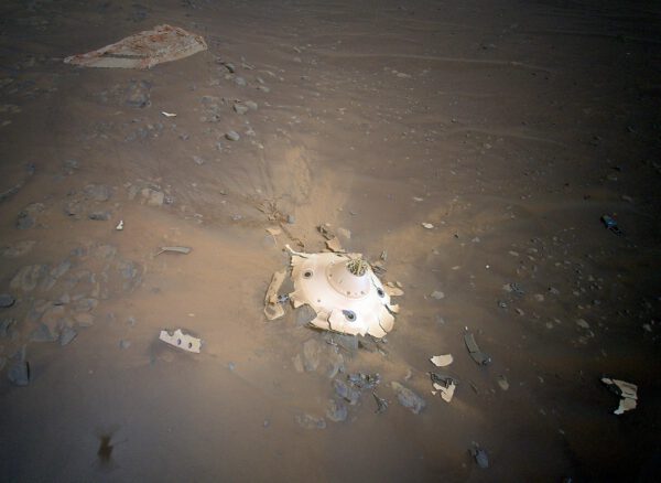 Sol 414 - trosky zadního překrytu a padáku 01 Zdroj: NASA/JPL
