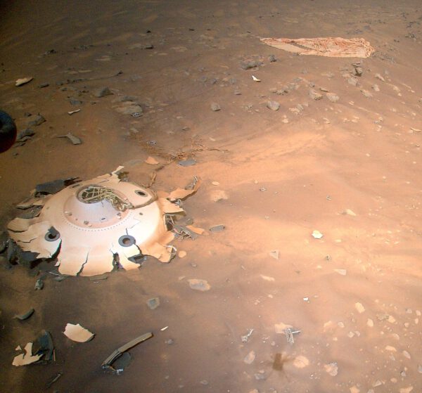 Sol 414 - trosky zadního překrytu a padáku 02 Zdroj: NASA/JPL