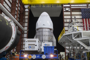 K převozu lodi Dragon 2 do haly u rampy, kde bude spojena s raketou, dochází až po neplnění nádrží pohonnými látkami.