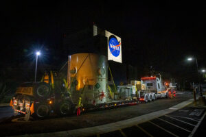 Přesun transportního kontejneru s tělem sondy Europa Clipper na JPL.