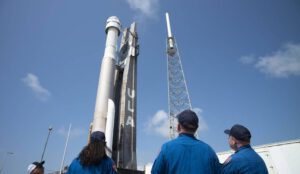 Sunita Williams (vlevo) Barry "Butch" Wilmore (uprostřed) a Mike Fincke (vpravo) sledují vývoz rakety Atlas V s lodí Starliner pro misi OFT-2.