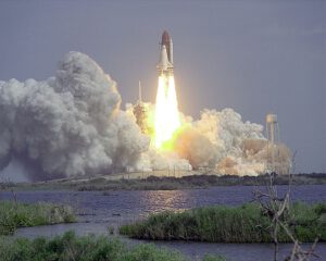 Raketoplán Atlantis startuje na misi STS-37.