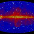 Mapa gama záblesků pozorovaných v prvních deseti letech činnosti Fermiho teleskopu.