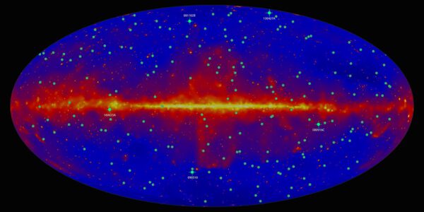 Mapa gama záblesků pozorovaných v prvních deseti letech činnosti Fermiho teleskopu.