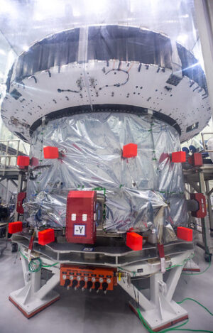 Servisní modul Orionu pro Artemis II na pracovním stojanu v čisté místnosti v budově O&C, 12. ledna 2022