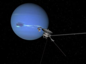 Umělecká představa průletu sondy Voyager 2 kolem planety Neptun. 