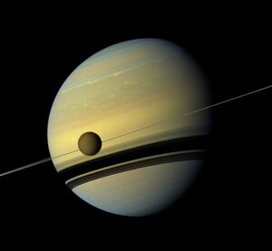 Saturn spolu s měsícem Titan v přirozených barvách. Obrázek je mozaika, která kombinuje šest snímků z širokoúhlého fotoaparátu Cassini ze 6. května 2012.