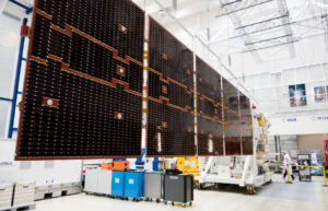 Vyklopený fotovoltaický panel družice EarthCARE.
