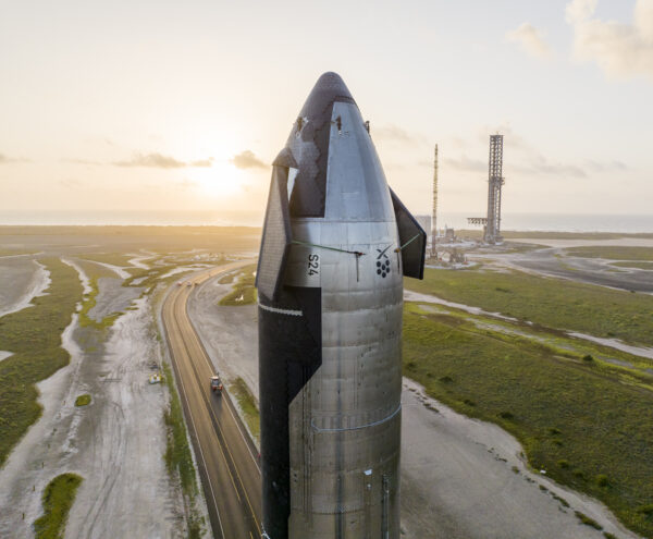 Starship S24 při převozu na rampu k testování. Jak je vidět, tak na S24 bylo přidáno logo SpaceX a také označení S24.