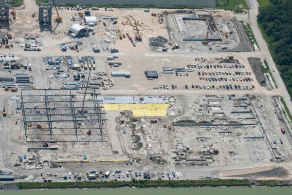 Pohled na rozestavěný výrobní areál na Floridě. Vpravo nahoře můžeme vidět základy pro High Bay.