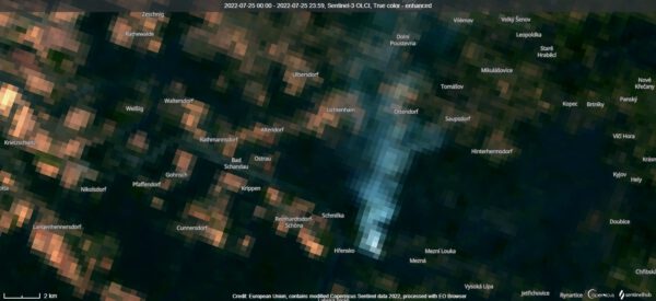 Sentinel 3 takto vyfotil hranice ČR a Německa 25. července ve 12:00 SELČ pomocí optického spektrometru OLCI. Větší rozlišení (bez popisků obcí najdete zde.
