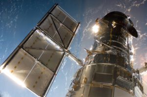 Hubbleův vesmírný dalekohled při jedné ze servisních misí.