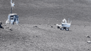 Rover Interact při doručení vzorků k „landeru“ RODIN.
