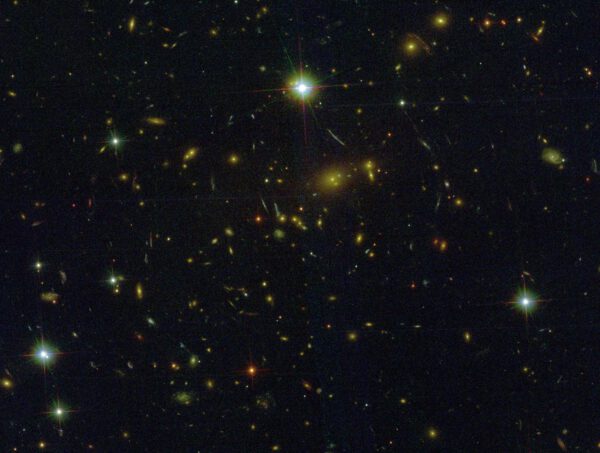 Galaktická kupa s označením SMACS J0723.3-7327 je zde zobrazena na snímku HST (Hubbleova vesmírného dalekohledu). Dosud nejlepší snímek v blízkém infračerveném oboru pořídila kamera ACS (Advanced Camera for Surveys). Credit: NASA/ESA/STScI, zdroj: https://archive.stsci.edu/