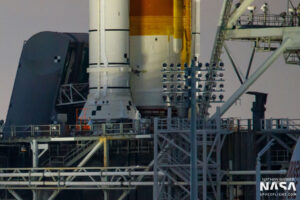 Spodní část rakety SLS na vypouštěcí plošině