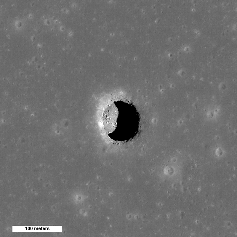 Pohled na jámu v oblasti Mare Tranquillitatis. Na jinak hladkém dně vidíme i jednotlivé kameny. Snímek kamery na sondě LRO zobrazuje oblast širokou 400 metrů (a sever je na snímku nahoře). Zdroj: NASA/Goddard/Arizona State University, https://www.nasa.gov/