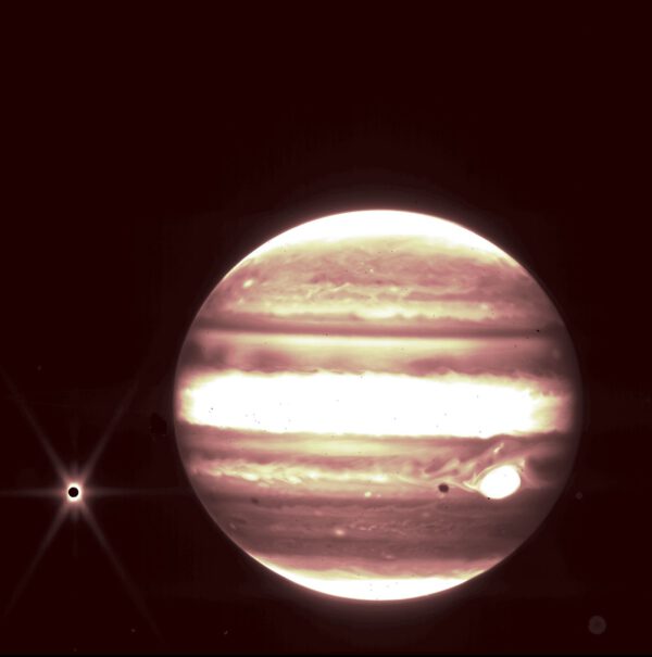 Jupiter a jeho měsíc Europa jsou vidět přes 2,12mikrometrový filtr přístroje NIRCam Dalekohledu Jamese Webba.