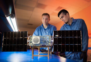 První dokončený exemplář šesti CubeSatů SunRISE