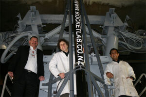 Začátky společnosti Rocket lab. Na fotografii vlevo je tou dobou manažer Air New Zealand Gas Turbines (ANZGT) Richard Ison, uprostřed zakladatel Peter Beck Rocket Lab a vpravo inženýr Nikhil Raghu. Zdroj: https://www.stuff.co.nz
