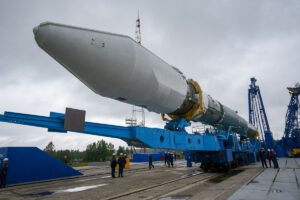 Převoz rakety Sojuz 2-1v na startovní rampu.