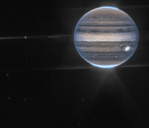 Snímek se širším zorným polem zachycuje nejen Jupiter, ale i jeho prstence, měsíce a dokonce i vzdálené galaxie.