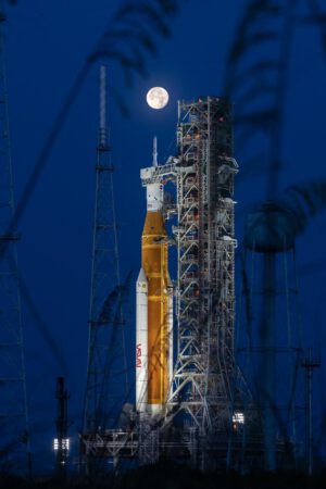 Kosmická loď Orion vynesená raketou SLS vyrazí v rámci mise Artemis I k Měsíci.