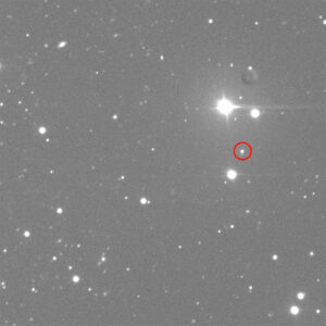 Statický snímek pořízený v noci 7. července 2022 pomocí Lowell Discovery Telescope poblíž Flagstaffu v Arizoně. V červeném kolečku je dvojplanetka Didymos. K dispozici je i přibližně 900× zrychlená sekvence snímků, která ukazuje pohyb planetky vůči nehybnému hvězdnému pozadí. K jejímu přehrání klikněte sem - pozor, animovaný gif má přes 40 MB.