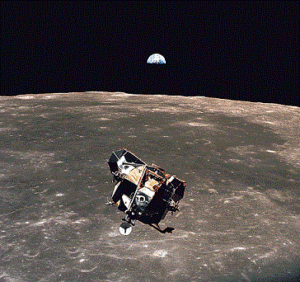 Astronauti programu Apollo byli lidmi, kteří se prozatím dostali od Země nejdále.