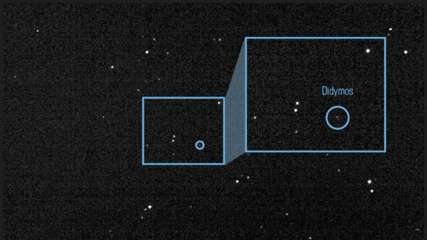 Obrázek složený ze 243 snímků pořízených kamerou DRACO. Jde o první fotografii dvojplanetky Didymos ze sondy DART. Snímky byly pořízeny 27. července, kdy sondu od dvojplanetky dělilo zhruba 20 milionů kilometrů. Planetku a její měsíček zatím není možné odlišit.