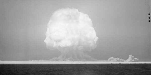Test plutoniové bomby Trinity provedený 16. července 1945 nedaleko města Alamogordo v Novém Mexiku znamenal začátek jaderného věku.