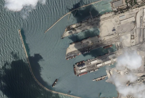 Tento snímek byl pořízen družicí Planet Labs a ukazuje nákladní loď Razoni uprostřed dole se čtyřmi bílými jeřáby v přístavu v Tartús v Sýrii 15. srpna 2022. Zdroj: Planet Labs