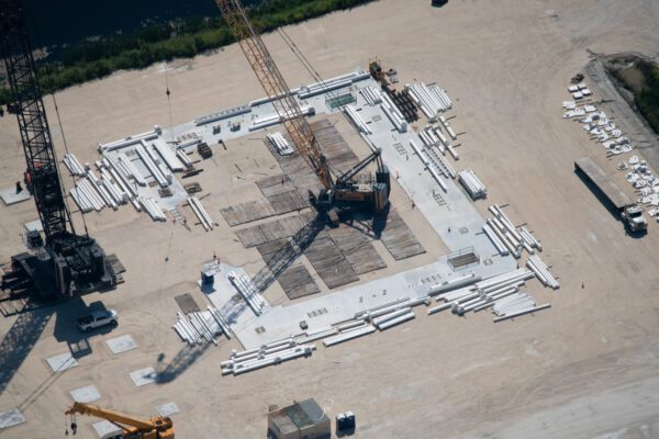 Práce na stavbě High Bay na Floridě.