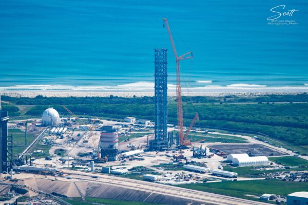 Letecký pohled na komplex LC-39A ke dni 8. září. Na věži chybí dva segmenty.
