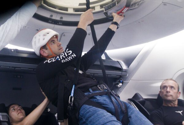 Jared Isaacman během nácviku výstupu z lodi Crew Dragon do volného prostoru