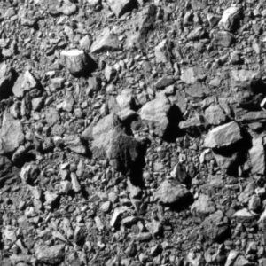 Poslední kompletně přijatý snímek z kamery DRACO zachycuje povrch planetky Dimorphos. Snímek byl pořízen zhruba 2 sekundy před kolizí, tedy ve vzdálenosti přibližně 12 km od povrchu. Kamera DRACO má velmi dlouhé ohnisko - snímaná oblast má na šířku jen asi 31 metrů.