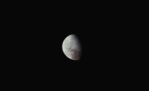 Tento snímek měsíce Europa pořídila kamera JunoCam 16. října 2021 ze vzdálenosti 82 000 kilometrů.