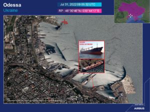 31. července 2022 přístav Oděsa. Razoni je jasně patrná a spolu s ní i další dvě plavidla NAVI STAR a RIVA WIND, kteří čekaly na to až budou také moci přístav opustit. Zdroj: www.intelligence-airbusds.com