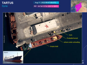 Hledaná loď v přístavu Tartús během vykládky nákladu. Zdroj: www.intelligence-airbusds.com